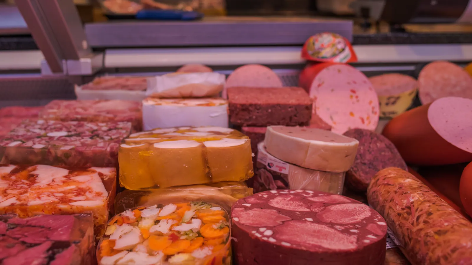 Aufschnitt, Sülze und Wurstspezialitäten in der Theke der Metzgerei Paar