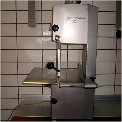 Knochensäge in der Produktion der Metzgerei Paar