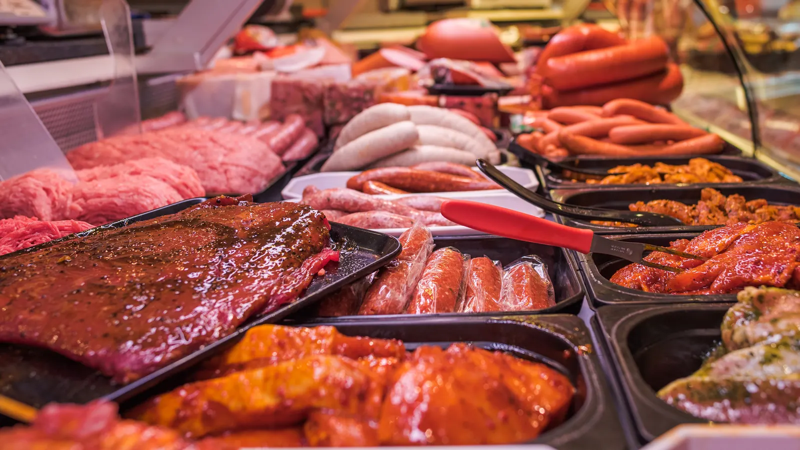 Marinierte Back Ribs, Bratwürste und Grillfleisch in der Theke
