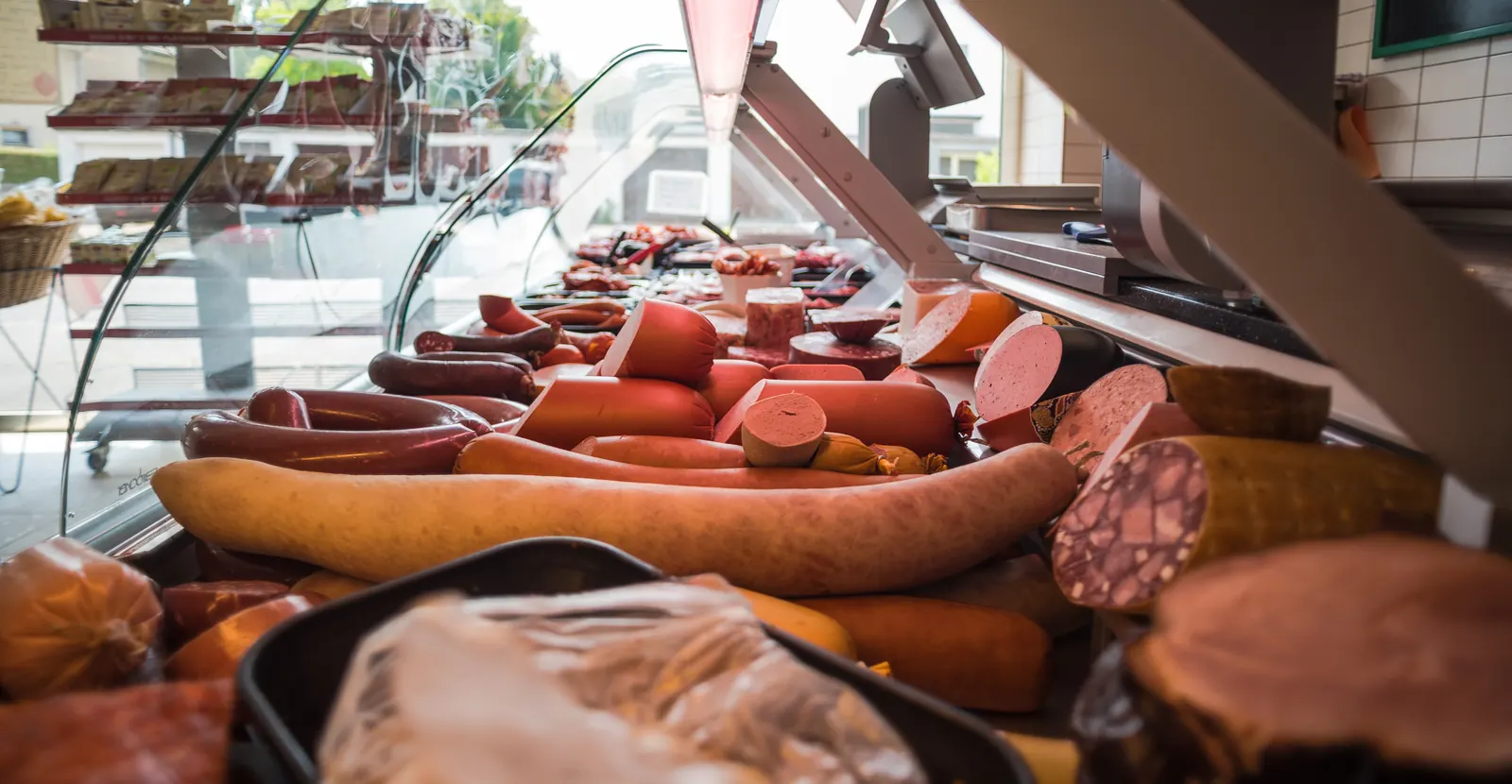 Fleischwurst, Leberwurst und weitere Wurstspezialitäten in der Theke
